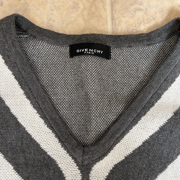 Grey poncho - Picture 2 of 4